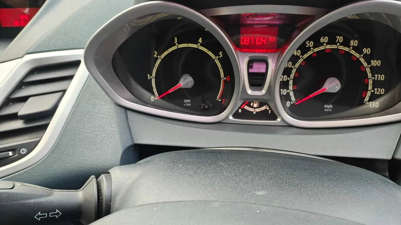 Ford Fiesta 2010 photo 2