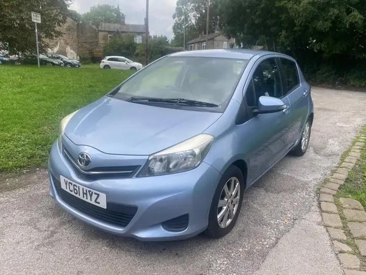 Toyota Yaris 2011 photo 2