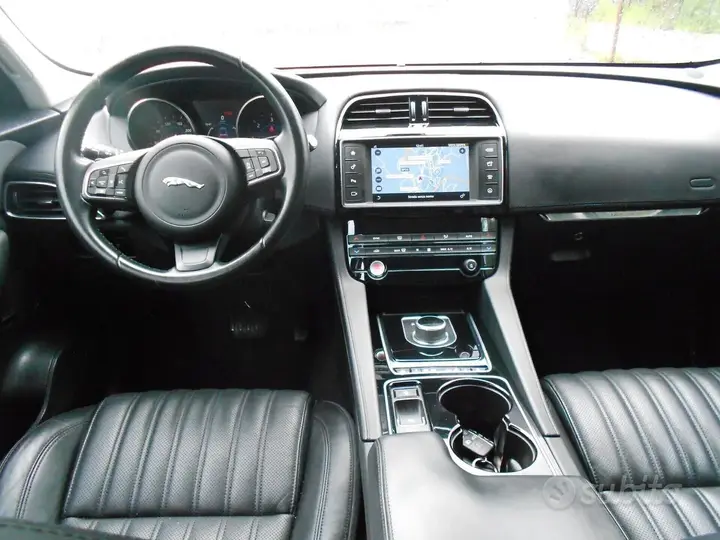 Jaguar F-Pace 2016 photo 3