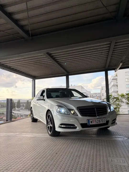 Mercedes-Benz E-Class 2011 photo 3