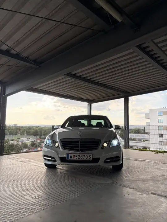 Mercedes-Benz E-Class 2011 photo 2