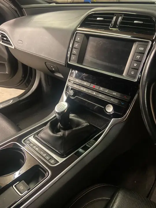 Jaguar Xe 2017 photo 5
