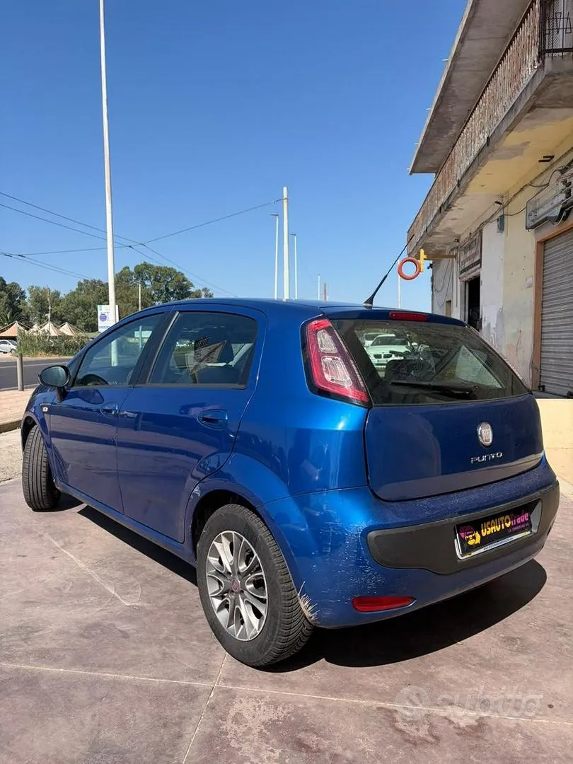 Fiat Grande Punto 2011 photo 2