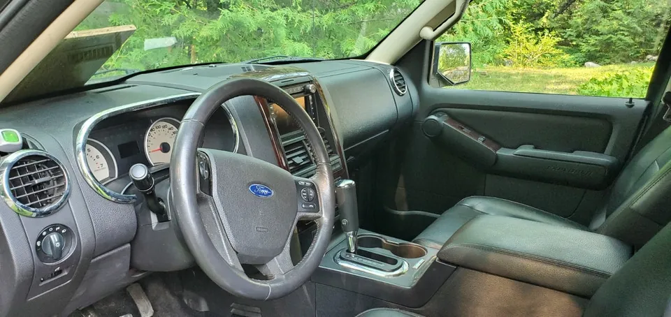 Ford Explorer 2010 photo 2