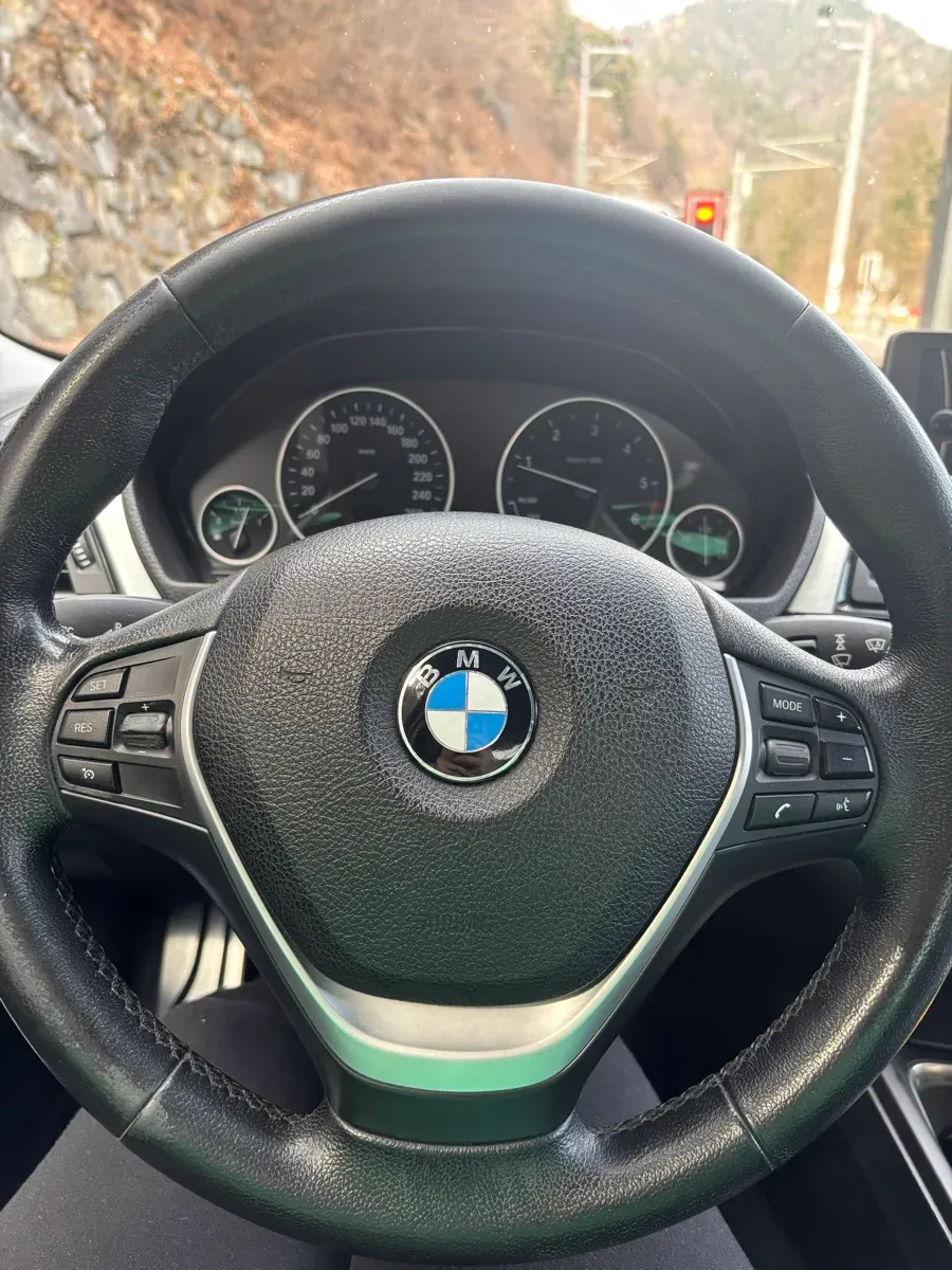 BMW 3 Series 2012 photo 3