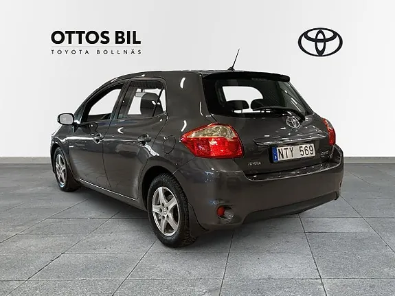 Toyota Auris 2011 photo 2