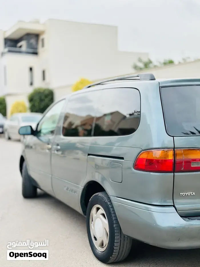 Toyota Sienna 2000 photo 3