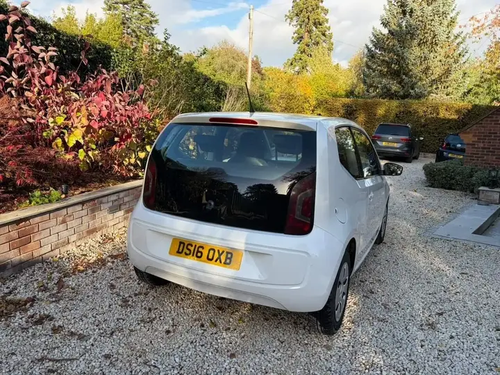 Volkswagen Up 2016 photo 2