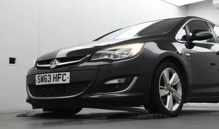 Vauxhall Astra 2013 photo 2