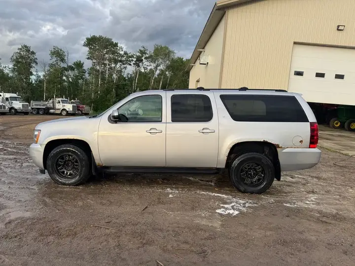 Chevrolet Suburban 2011 photo 2