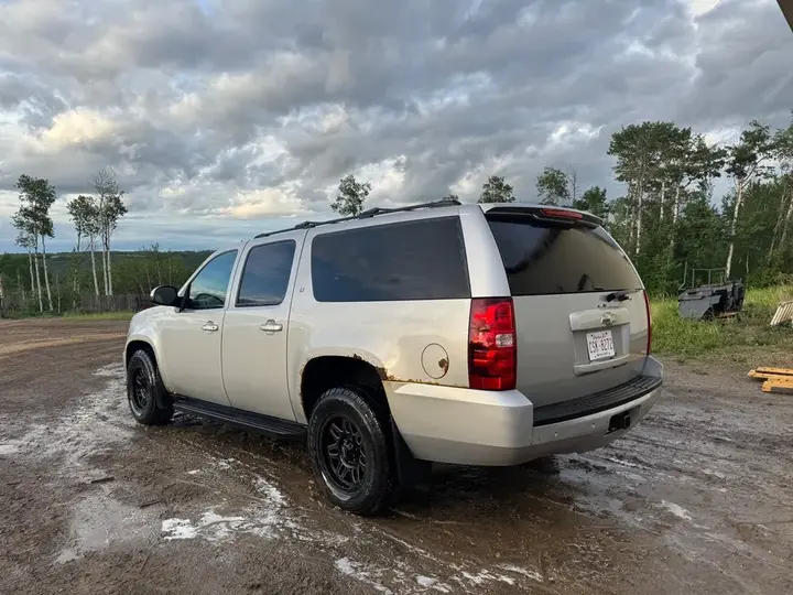 Chevrolet Suburban 2011 photo 3