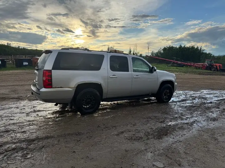 Chevrolet Suburban 2011 photo 4
