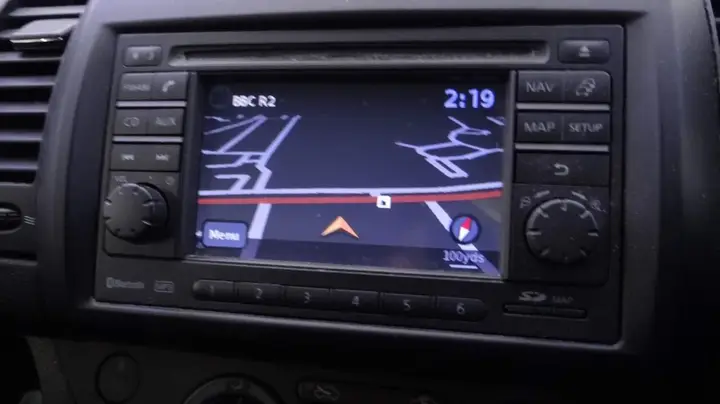 Nissan Note 2010 photo 2