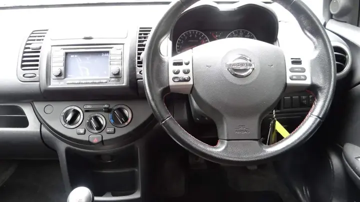 Nissan Note 2010 photo 4