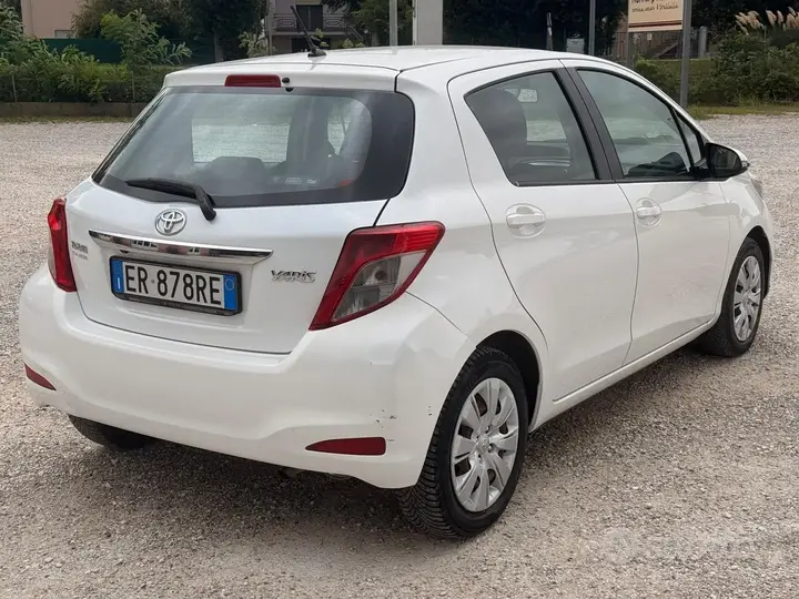 Toyota Yaris 2013 photo 4