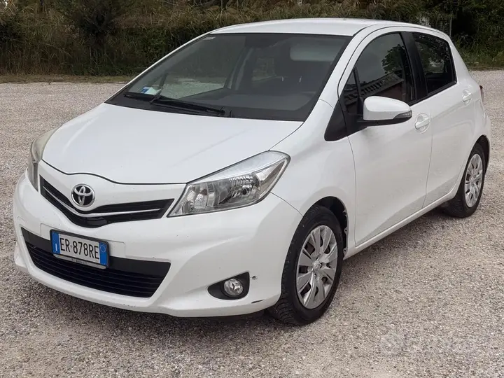 Toyota Yaris 2013 photo 2