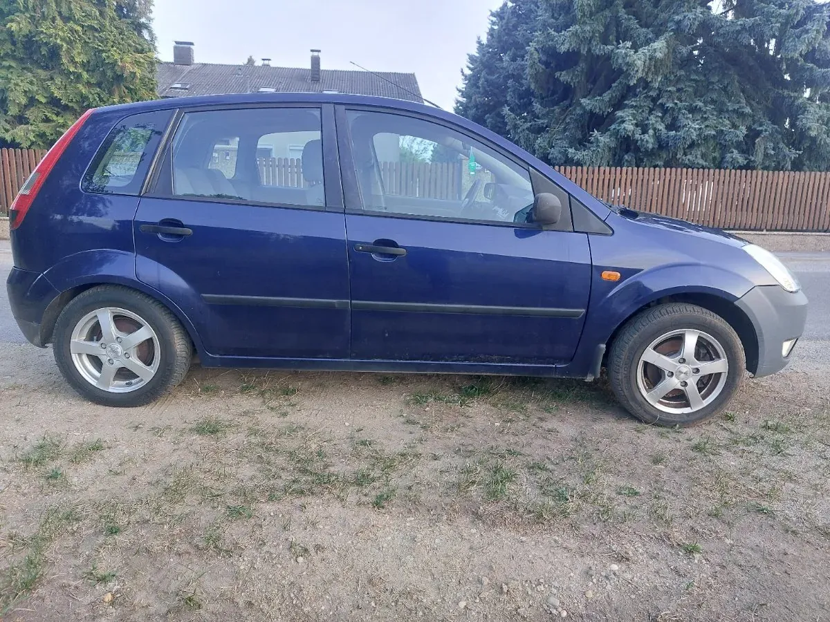Ford Fiesta 2004 photo 2