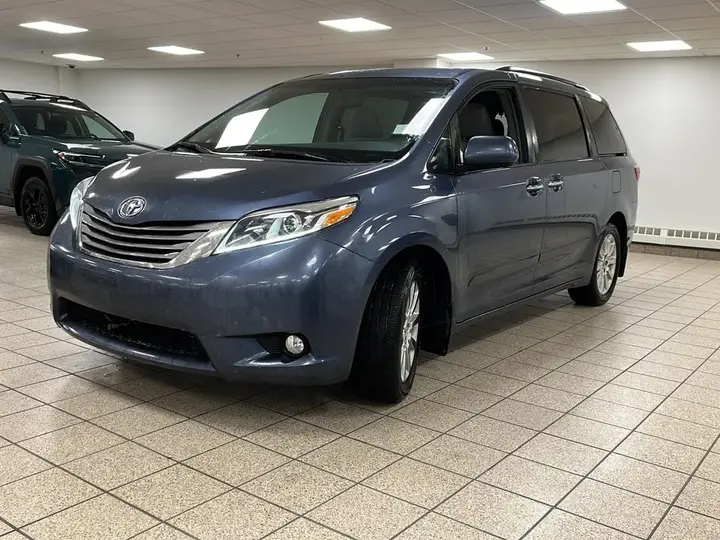 Toyota Sienna 2015 photo 2