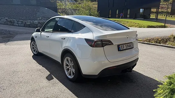 Tesla Model Y 2023 photo 2