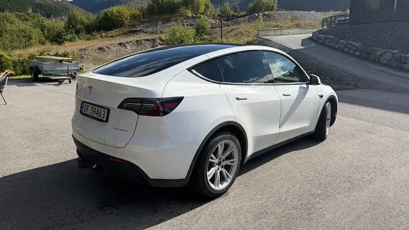 Tesla Model Y 2023 photo 4