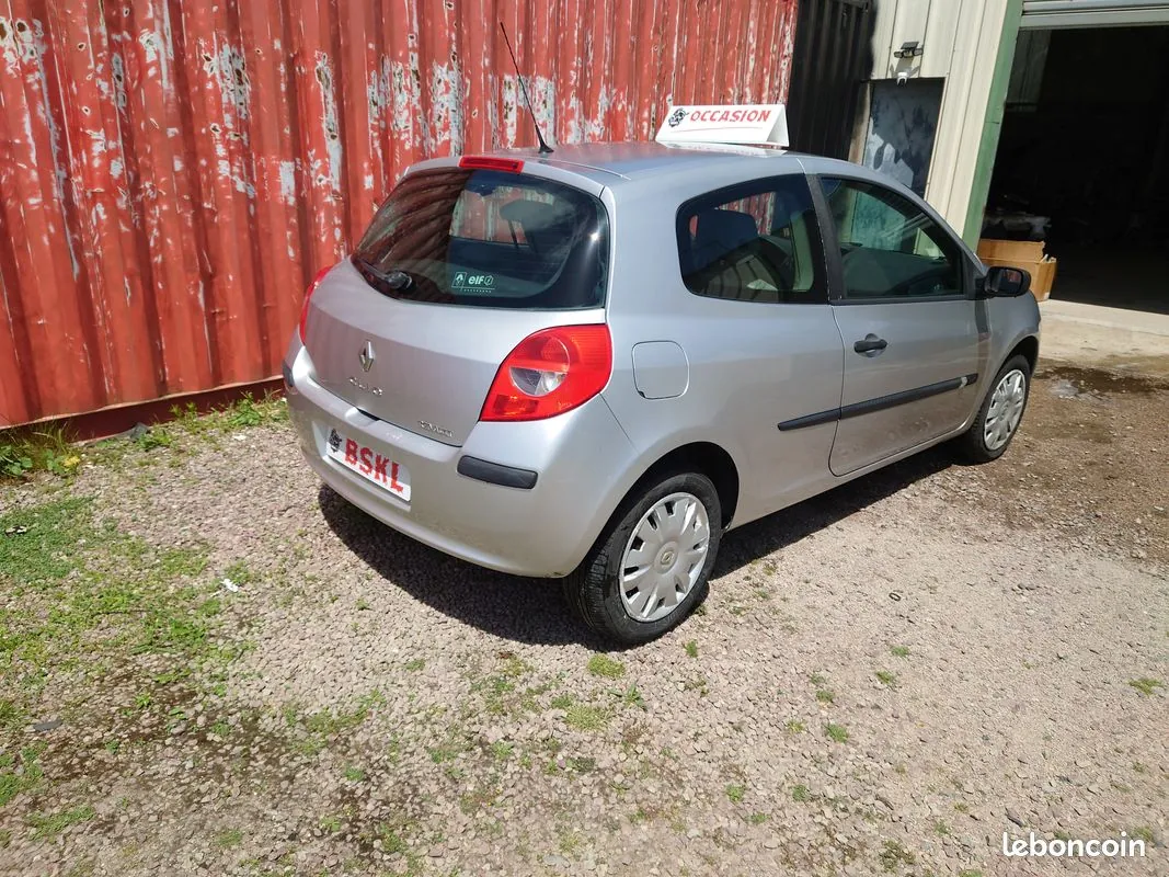 Renault Clio 2005 photo 2