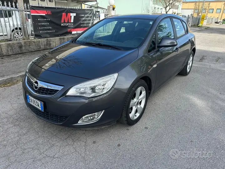 Opel Astra 2012 photo 2