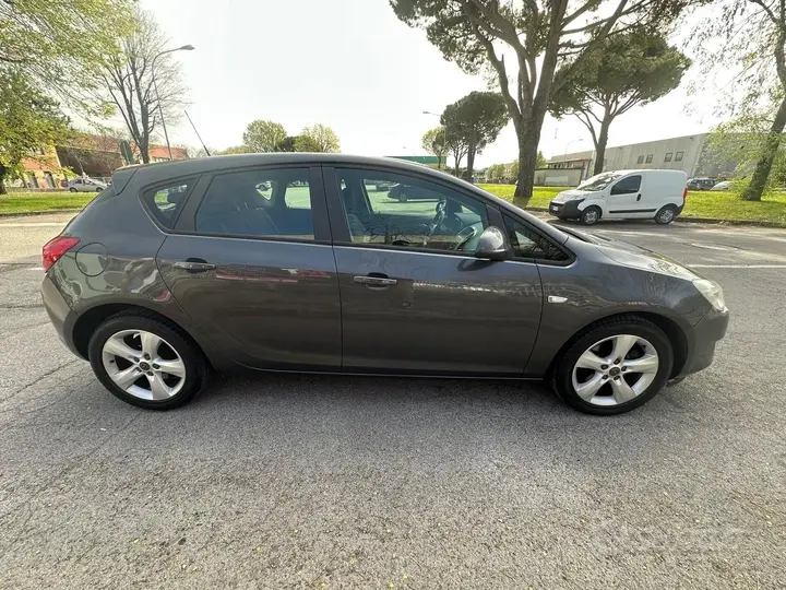 Opel Astra 2012 photo 3