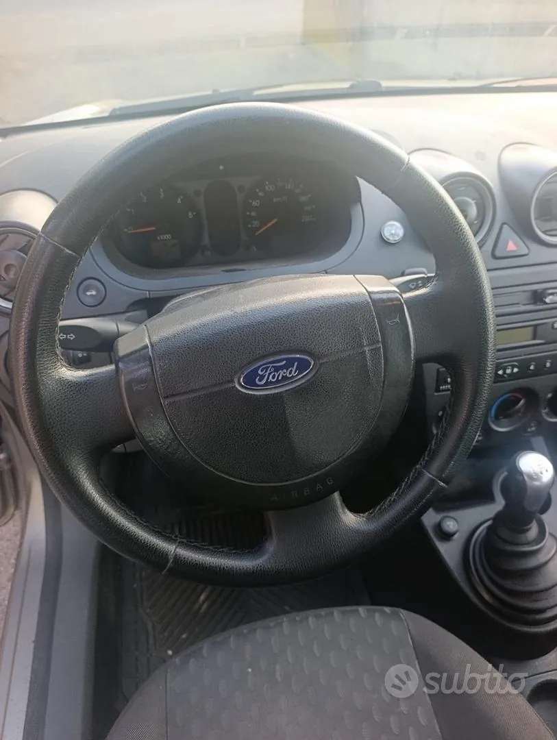 Ford Fiesta 2002 photo 4