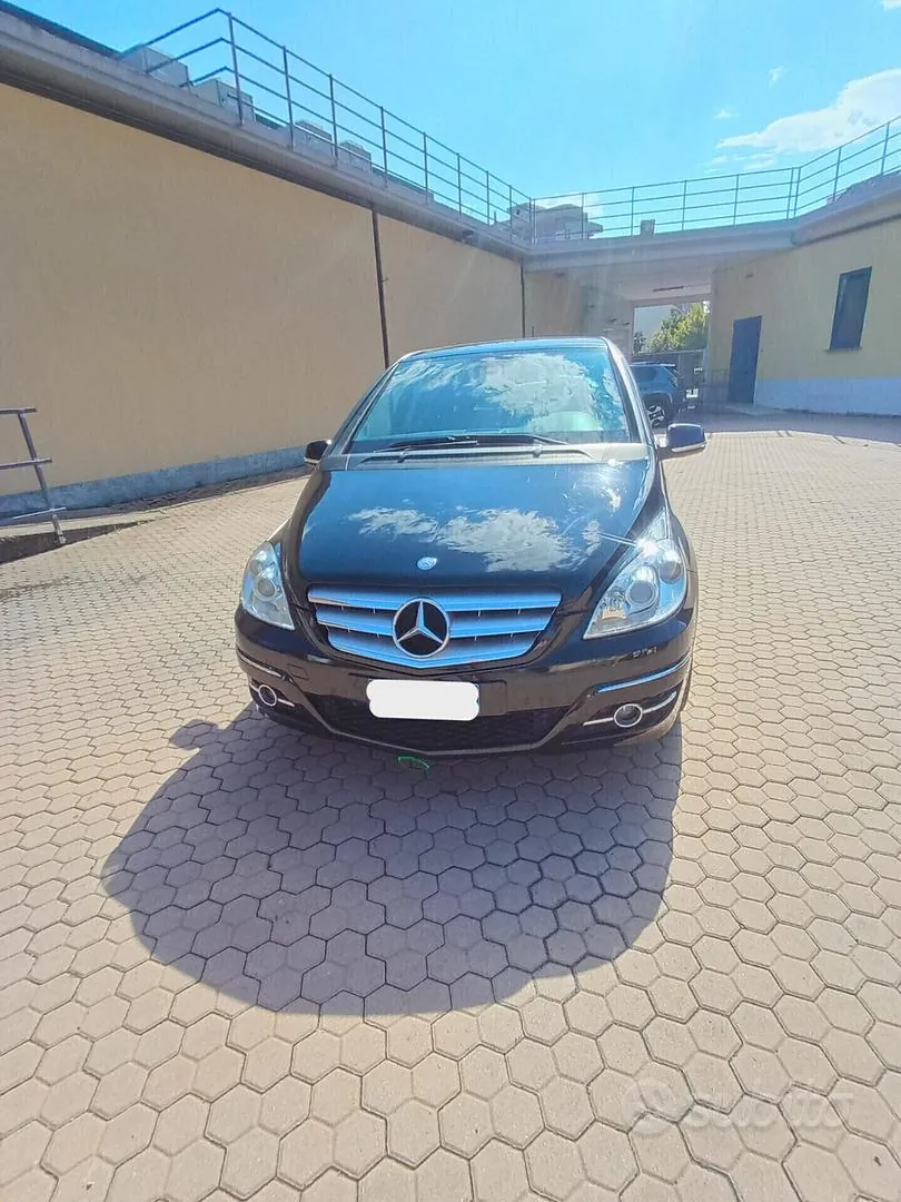 Mercedes-Benz B-Class 2010 photo 2