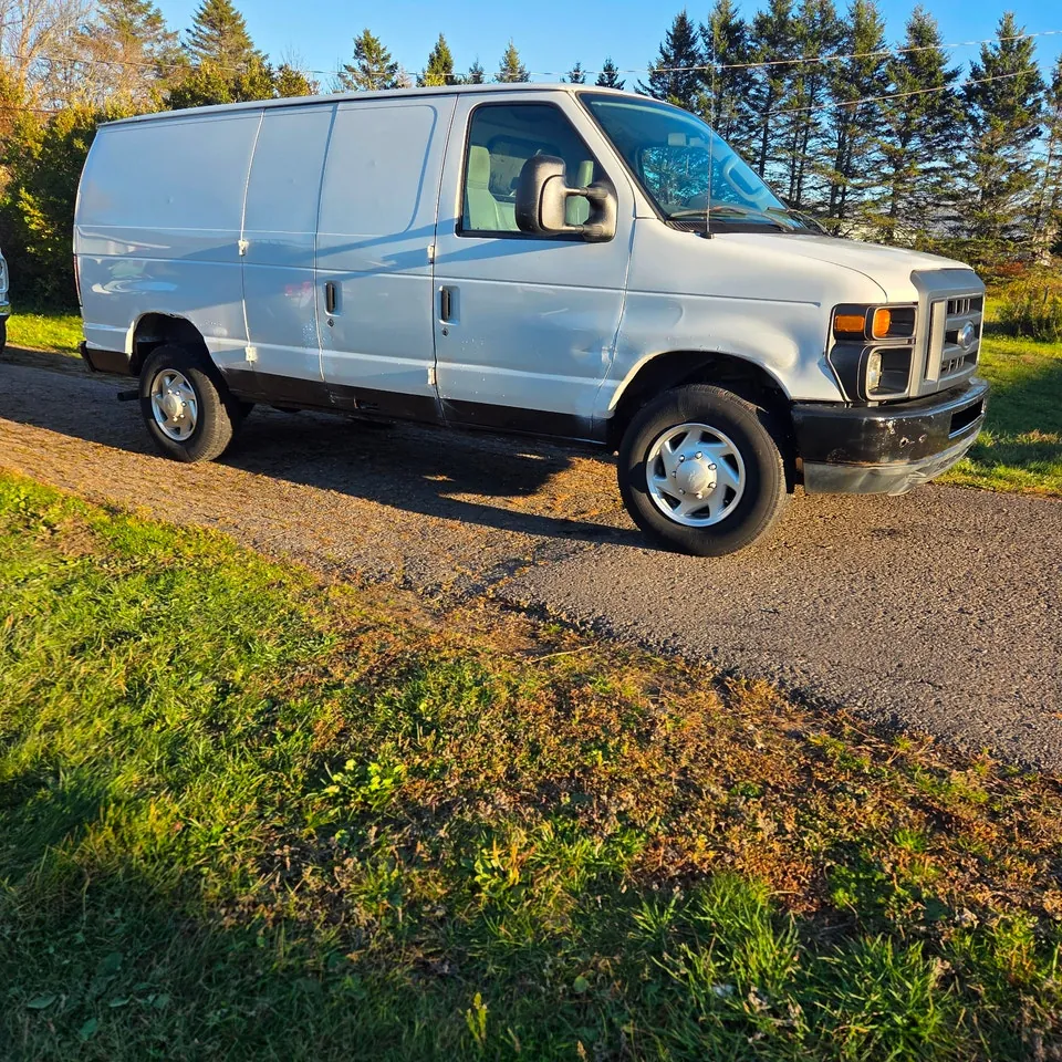 Ford E-250 2013 photo 2
