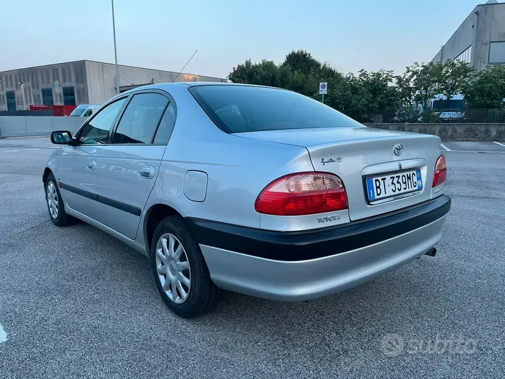 Toyota Avensis 2001 photo 2