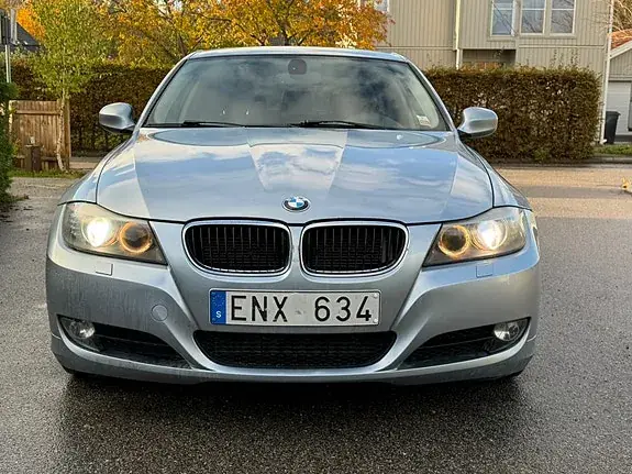 BMW 318D 2011 photo 2