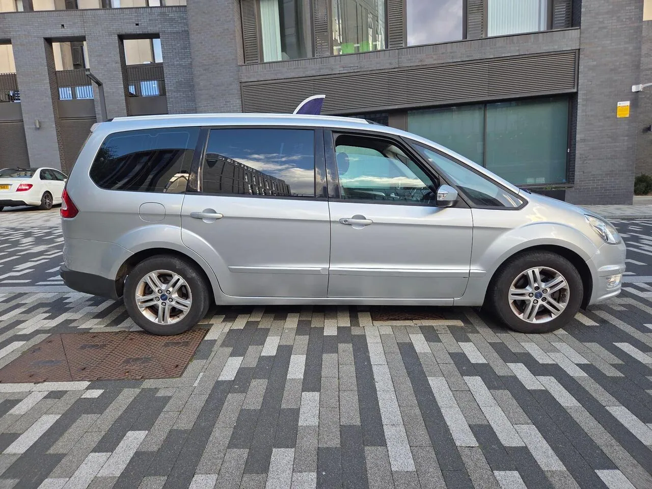 Ford Galaxy 2011 photo 4
