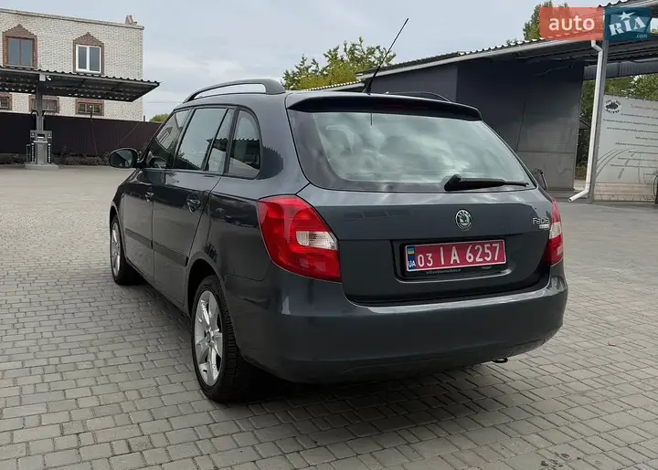 Skoda Fabia 2010 photo 3