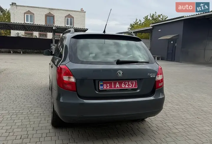 Skoda Fabia 2010 photo 4