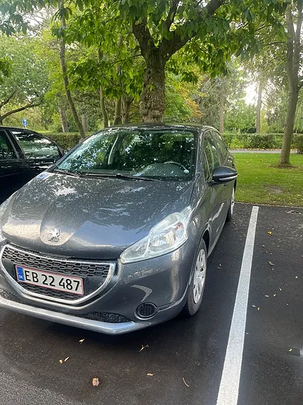 Peugeot 208 2012 photo 2