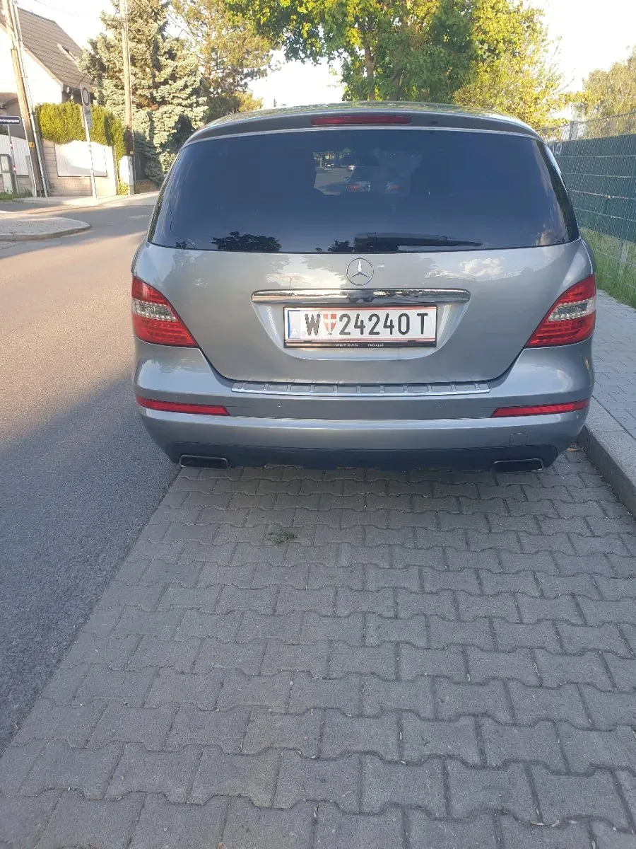 Mercedes-Benz R-Class 2011 photo 2