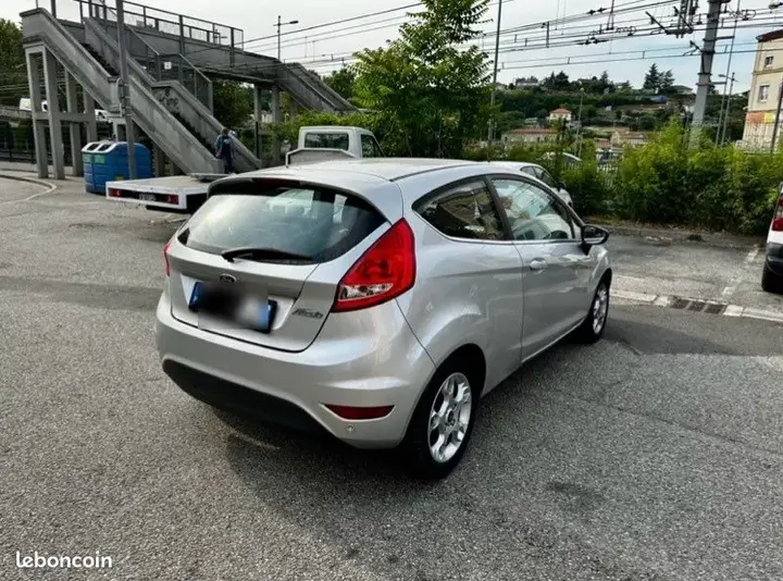 Ford Fiesta 2012 photo 2