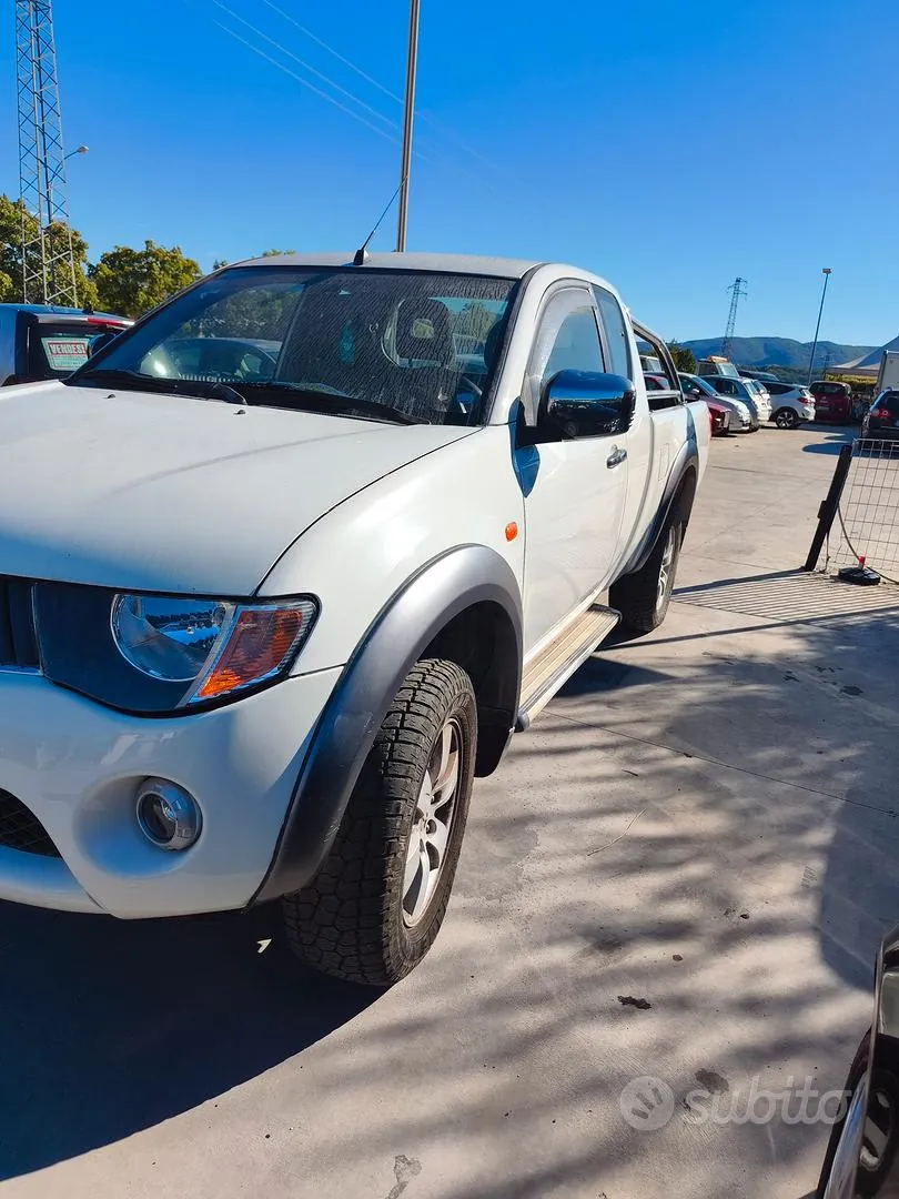 Mitsubishi L200 2006 photo 2