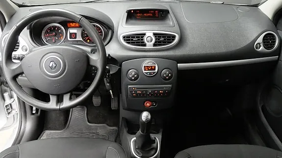 Renault Clio 2010 photo 2