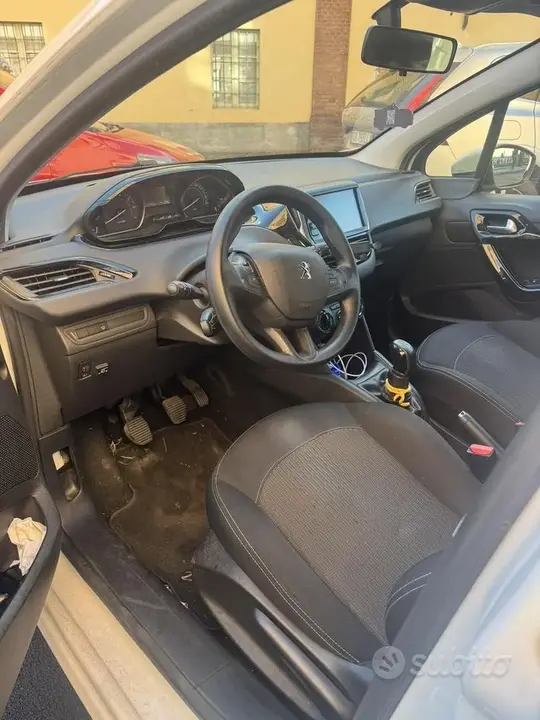 Peugeot 208 2019 photo 3
