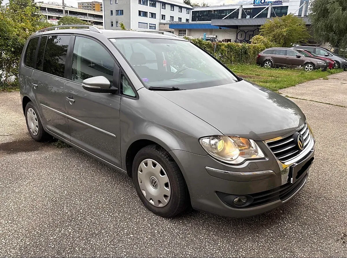 Volkswagen Touran 2010 photo 2