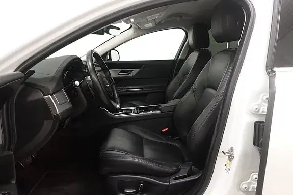 Jaguar Xf 2019 photo 4