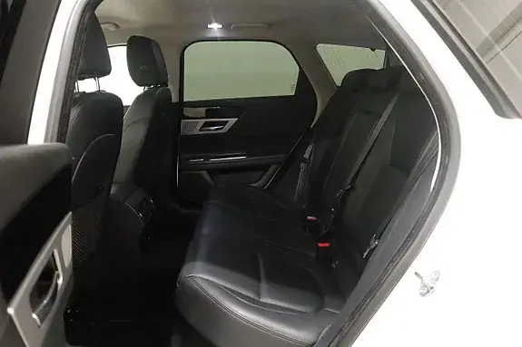 Jaguar Xf 2019 photo 5