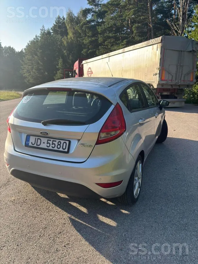 Ford Fiesta 2012 photo 2