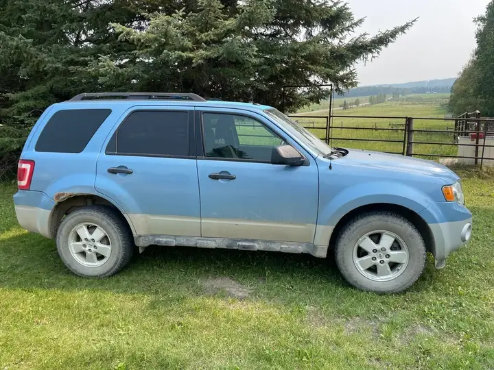 Ford Escape 2011 photo 2