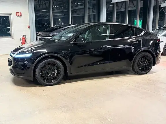 Tesla Model Y 2026 photo 2