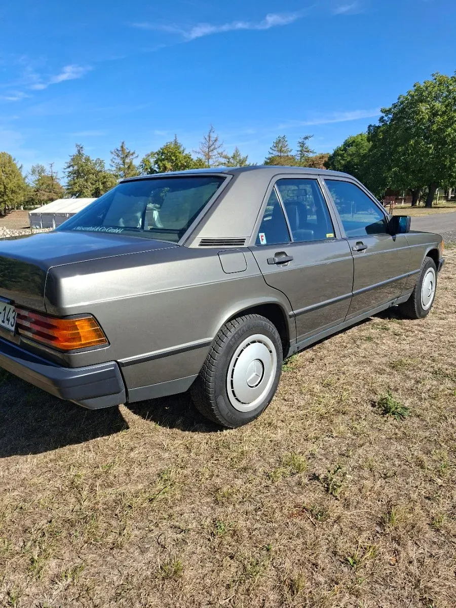 Mercedes-Benz 190 1987 photo 2