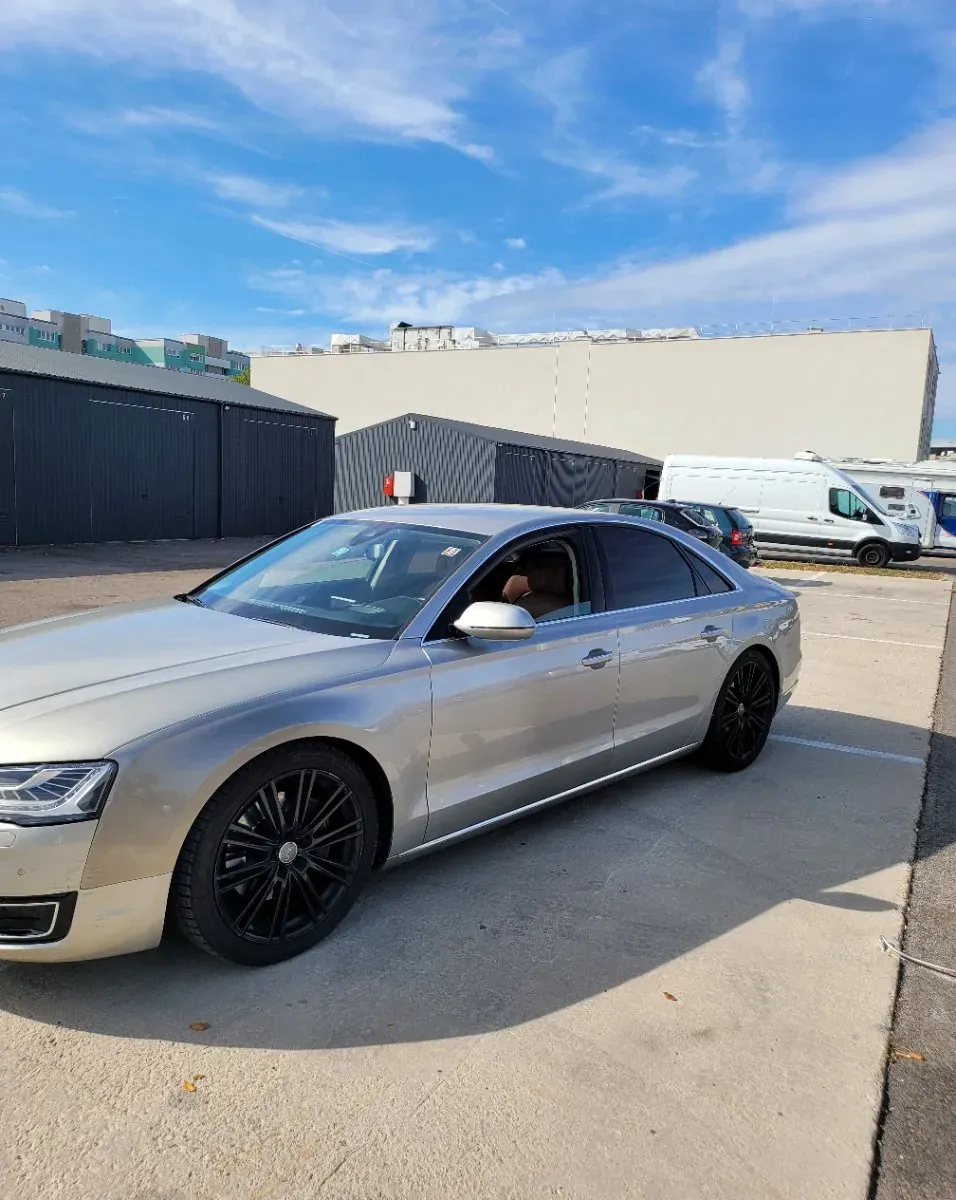 Audi A8 2015 photo 3