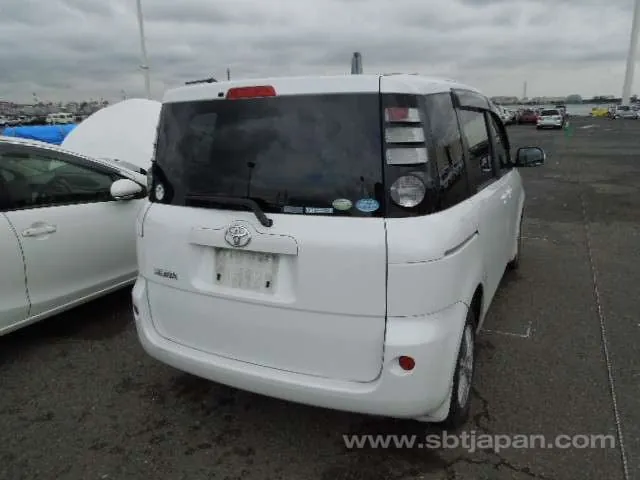 Toyota Sienta 2010 photo 4